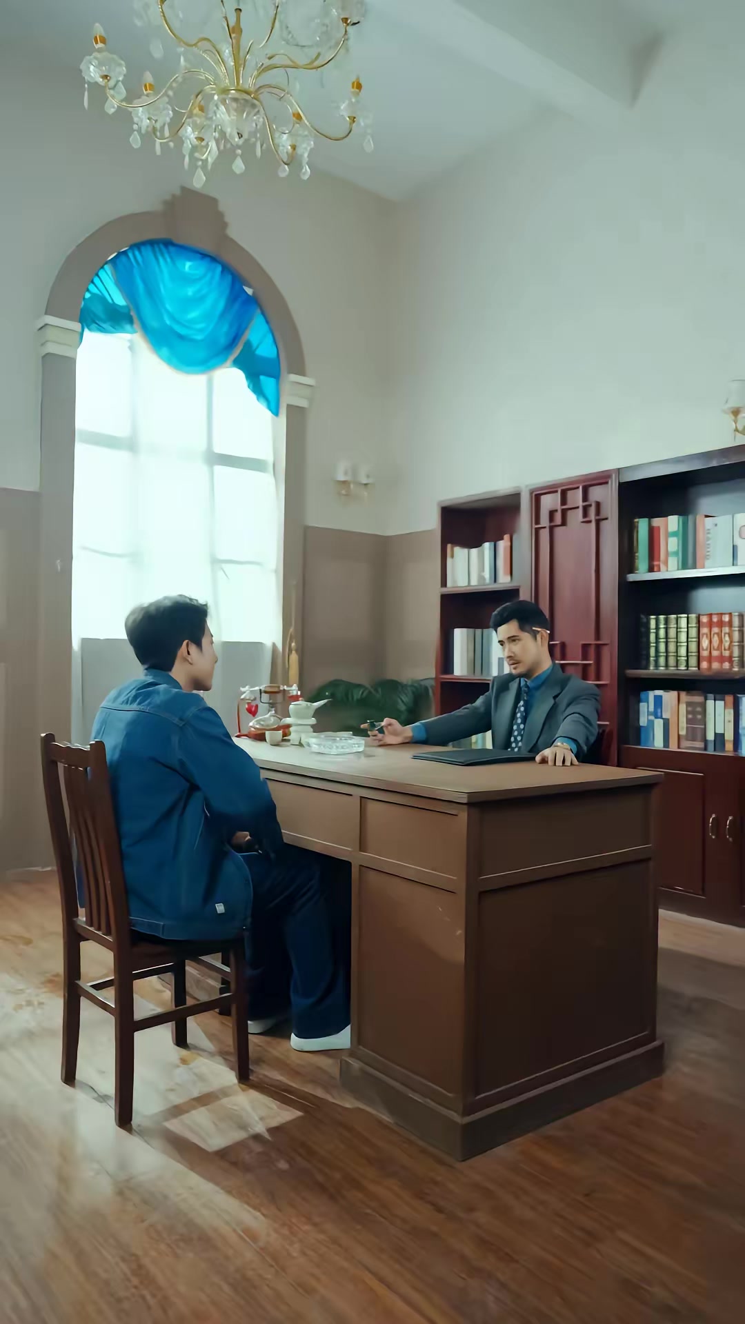 《暗金枭雄：开局踹翻恶组长》剧照