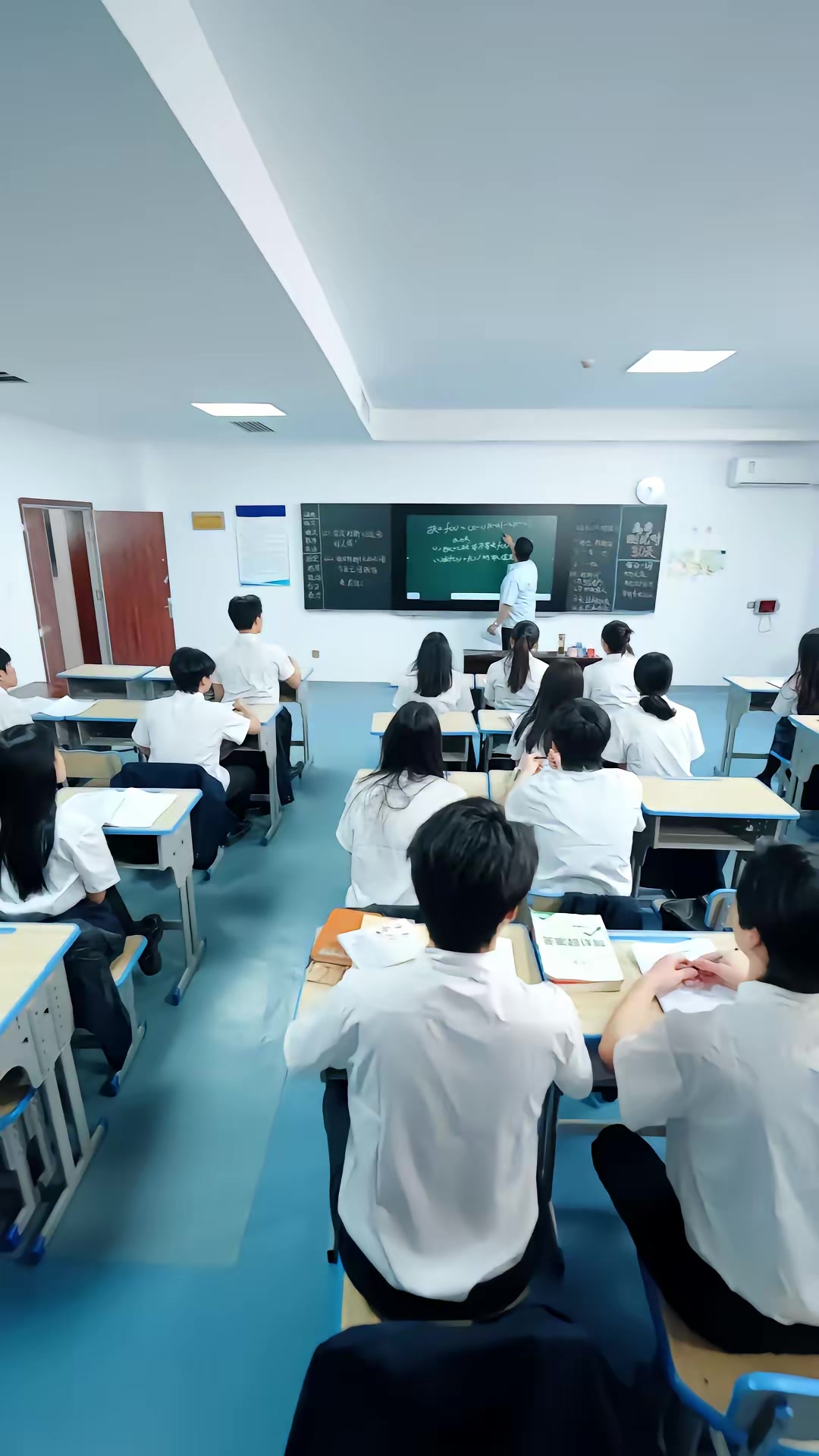 《我养成超可爱女友后，校花急哭了》剧照
