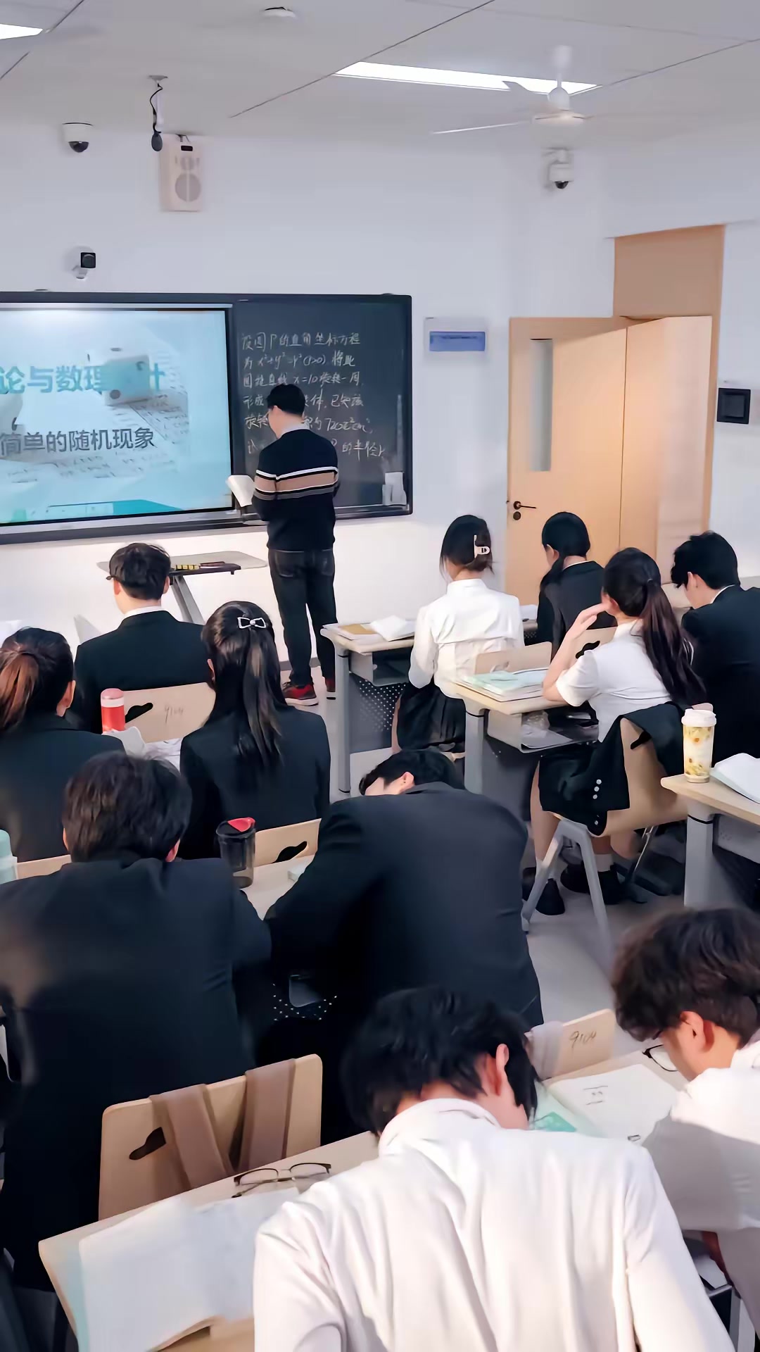 《穿越校園：我護青梅防劇情殺》劇照