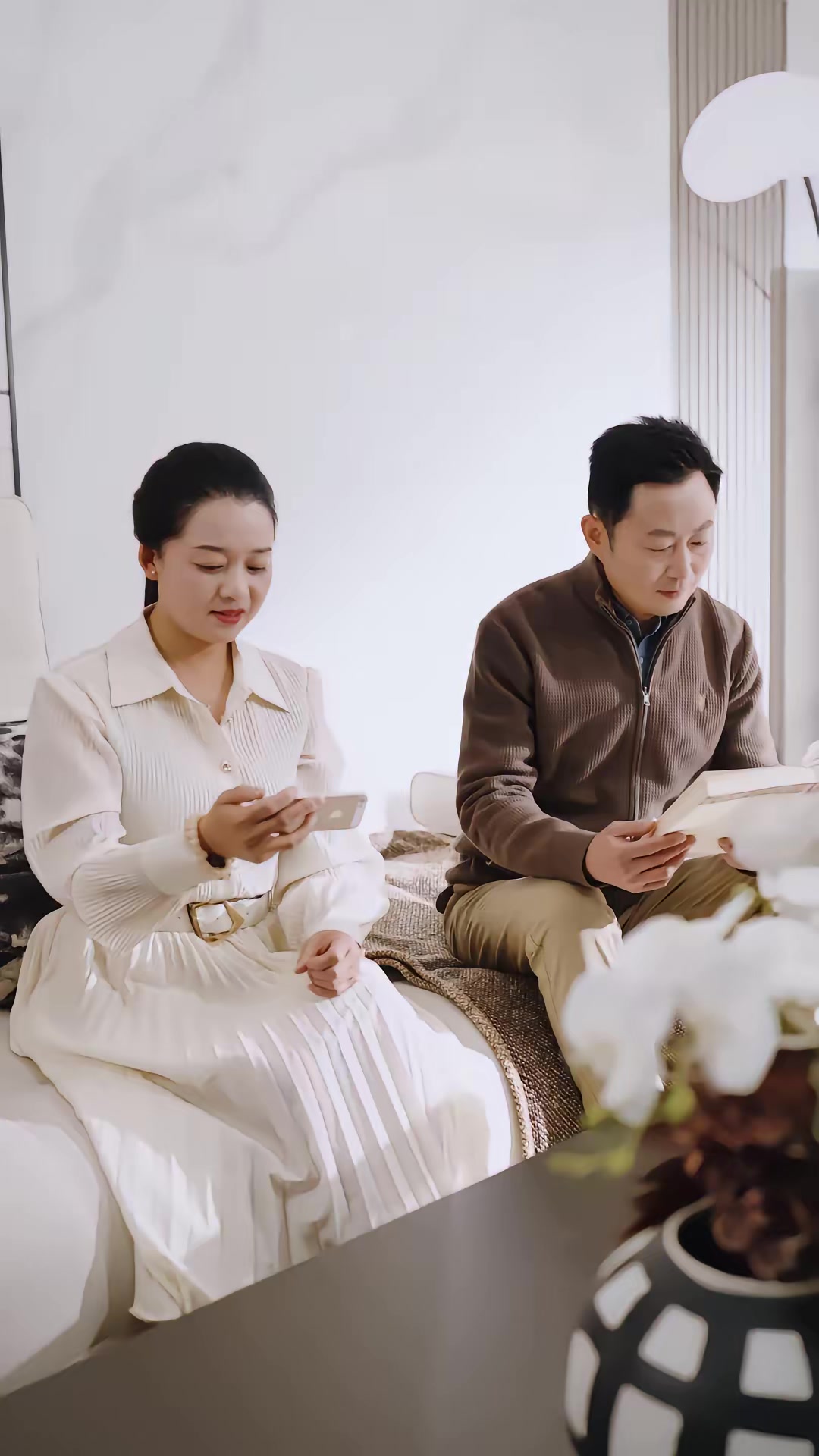 《傲嬌小青梅甜又黏，又在偷看我了》劇照