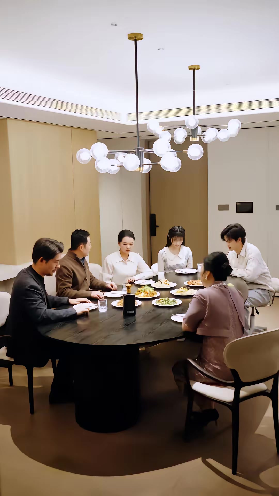 《傲嬌小青梅甜又黏，又在偷看我了》劇照