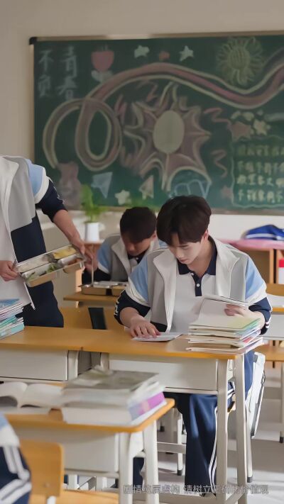 《我只想填飽肚子，卻成了全校之光》劇照