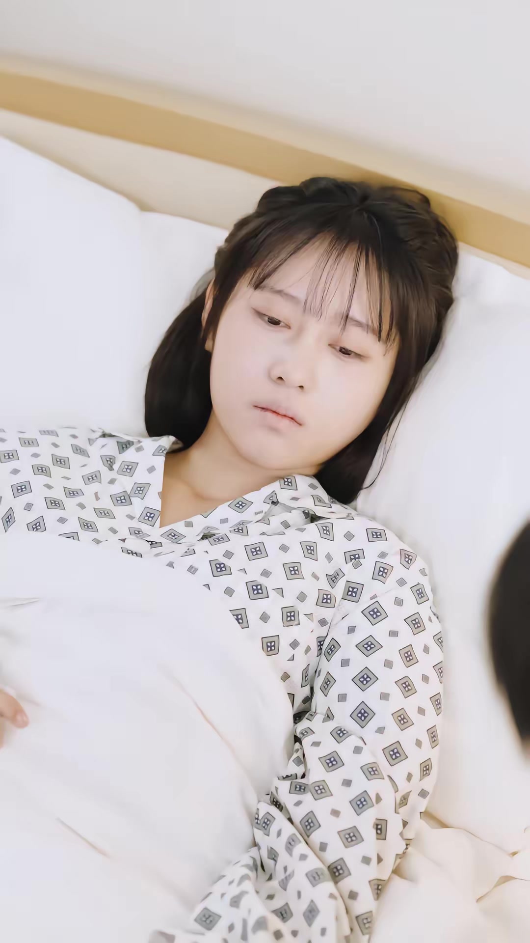 《傲嬌小青梅甜又黏，又在偷看我了》劇照