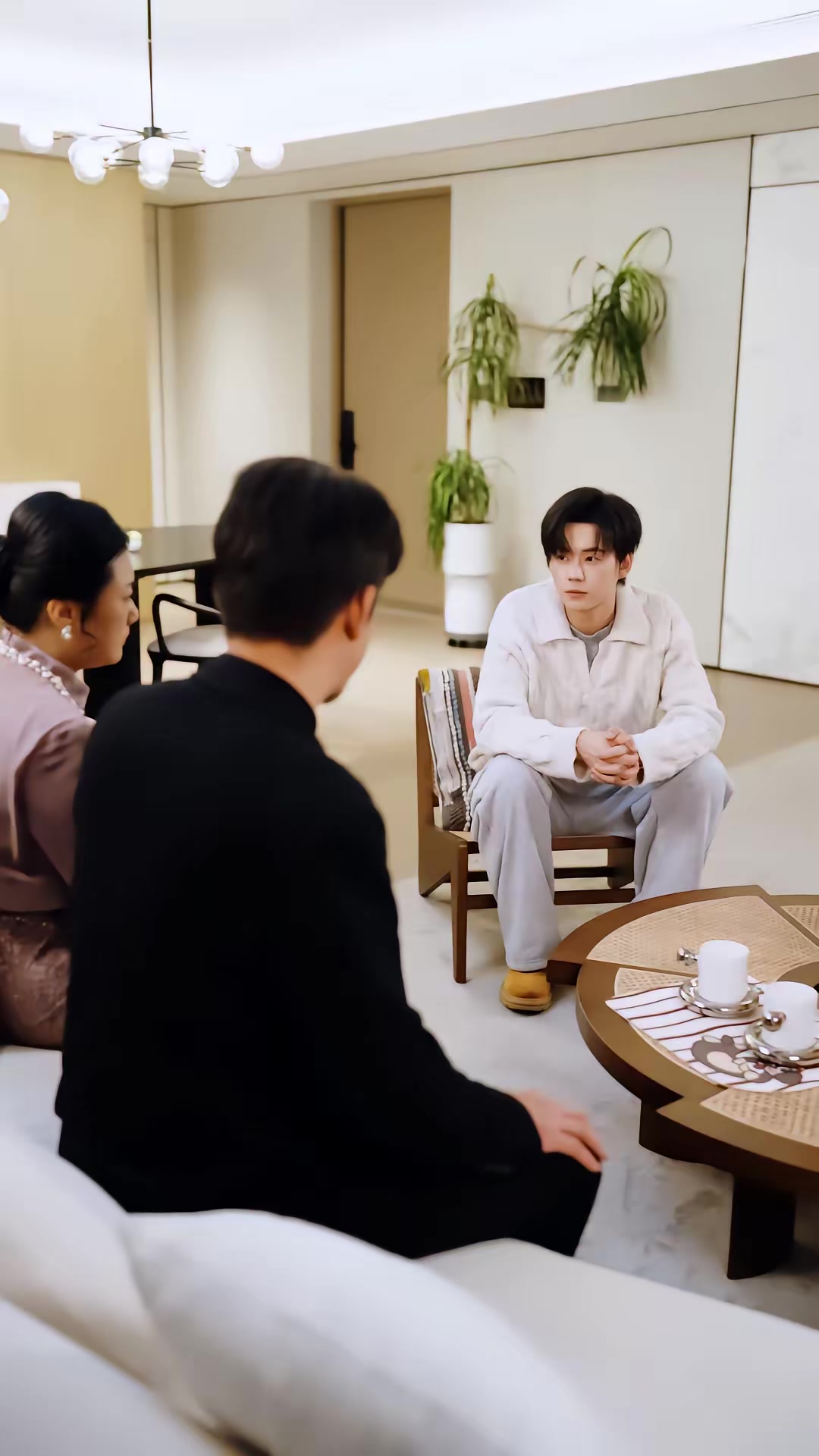 《傲嬌小青梅甜又黏，又在偷看我了》劇照