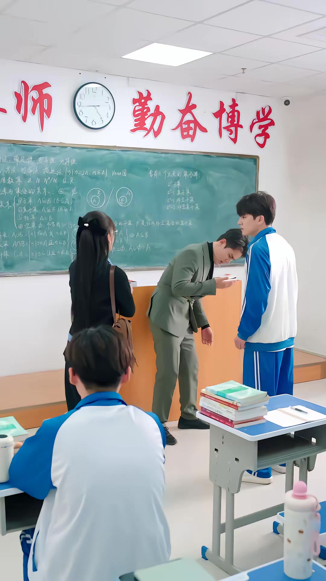 《苟在女配身邊當老大》劇照