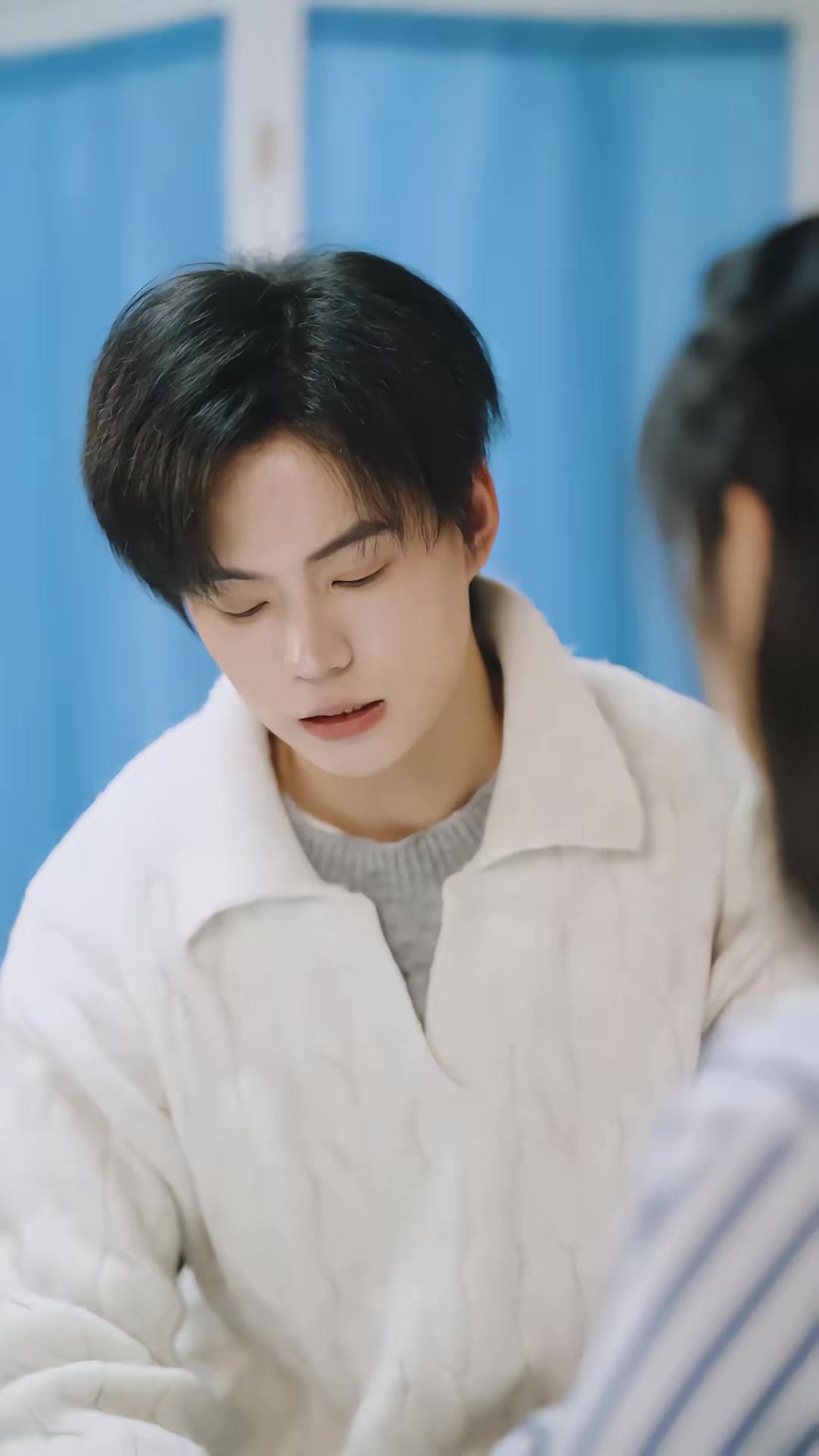 《傲嬌小青梅甜又黏，又在偷看我了》劇照