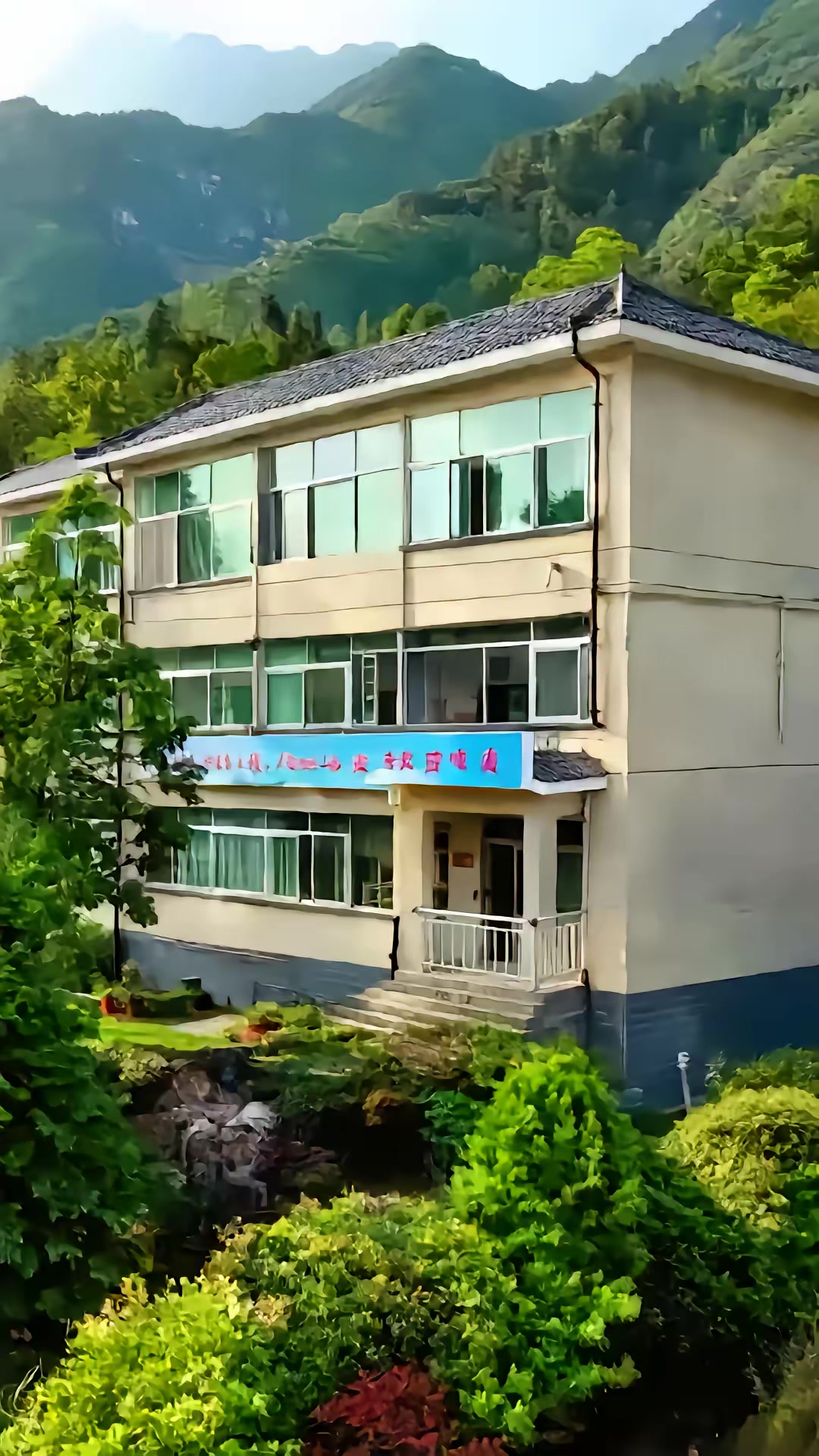《傲嬌小青梅甜又黏，又在偷看我了》劇照