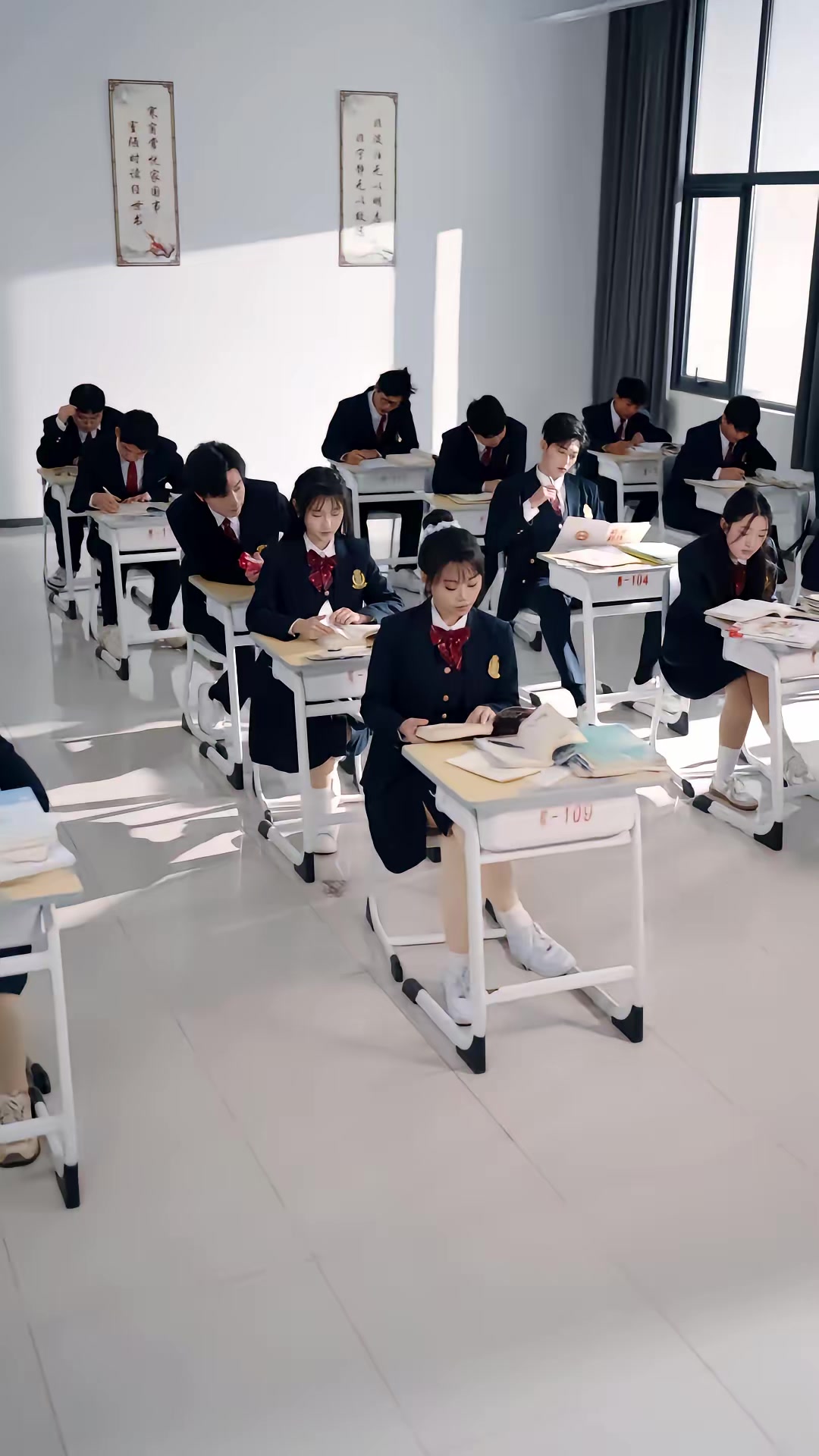 《傲嬌小青梅甜又黏，又在偷看我了》劇照