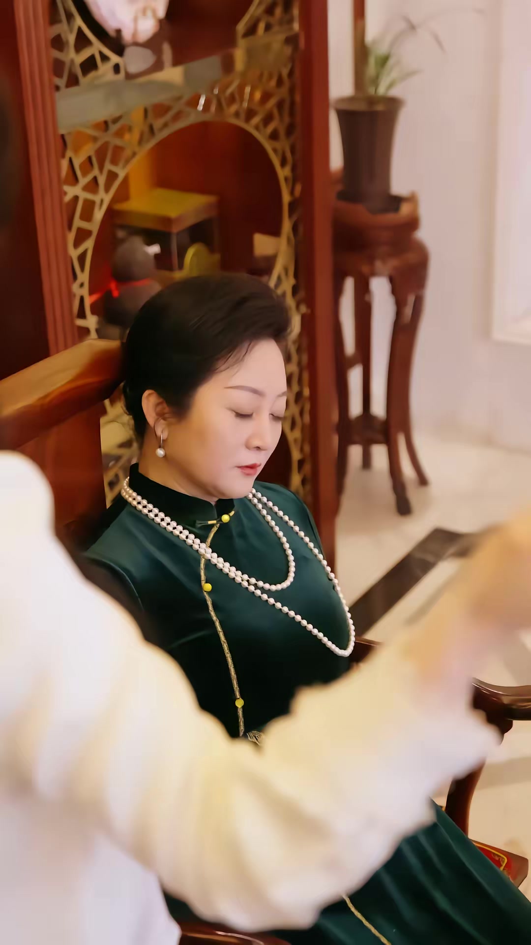《美少妇携痞帅护宝智降群魔》剧照
