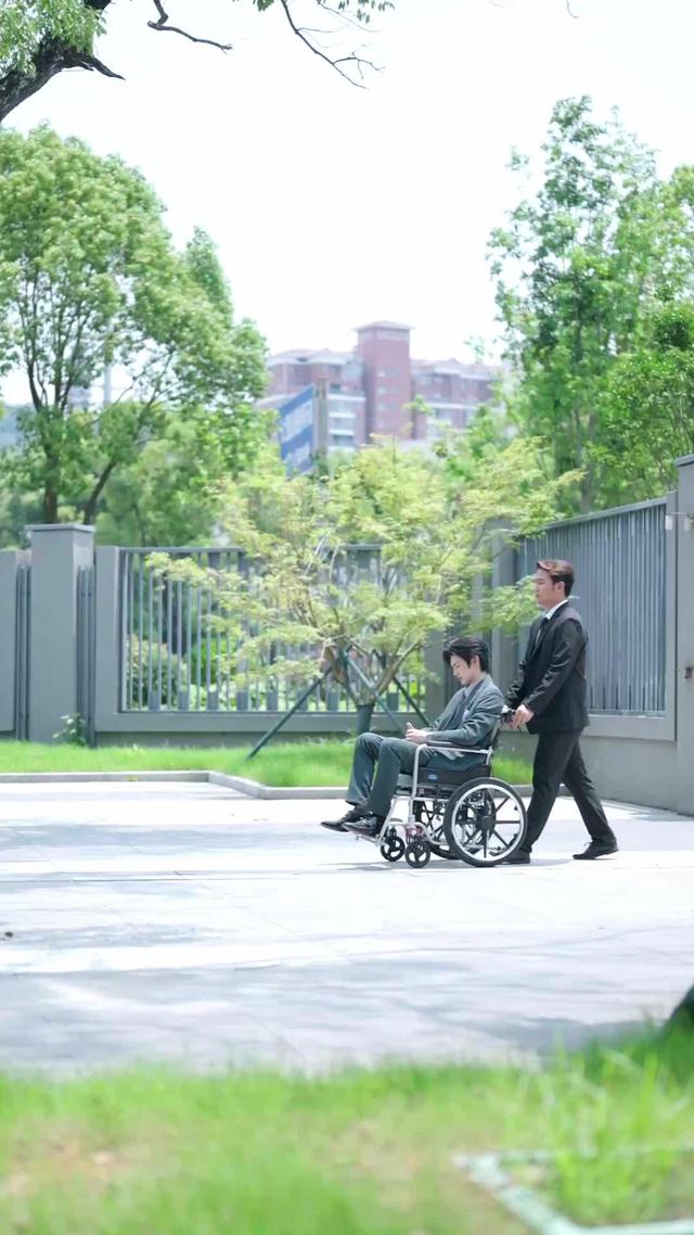 《前夫跪求複合，大小姐她已驚豔全球》劇照