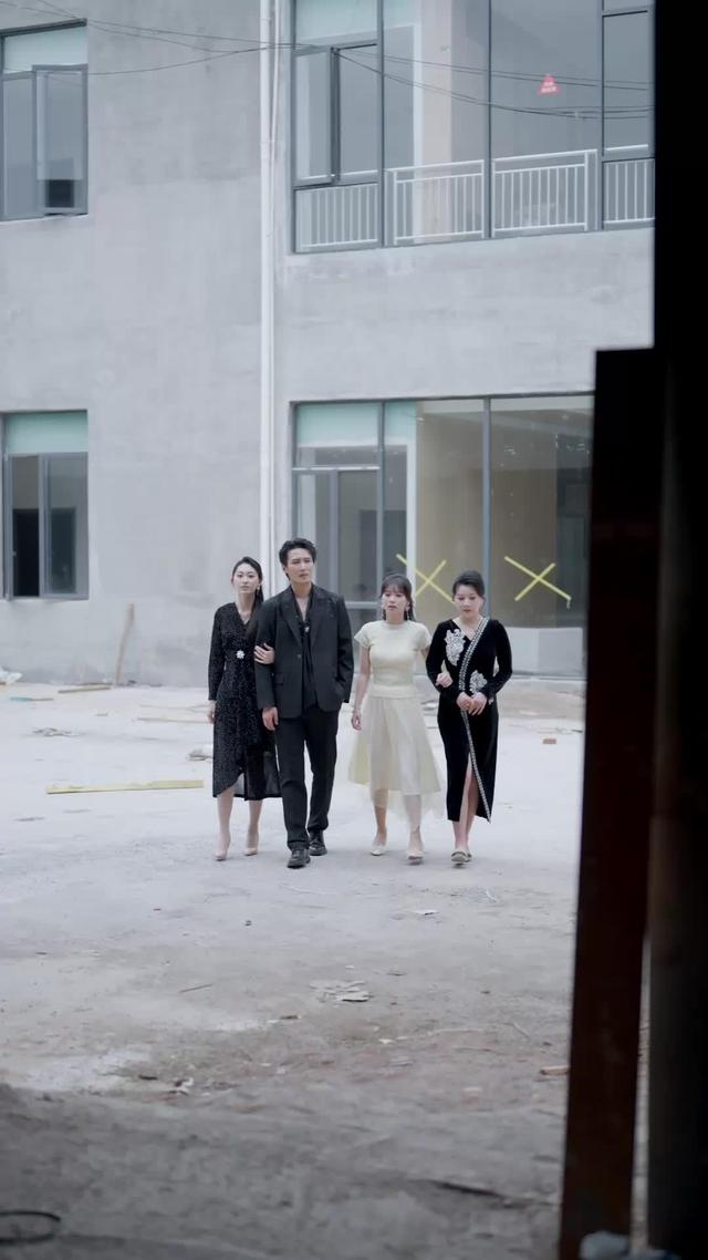《前夫跪求複合，大小姐她已驚豔全球》劇照