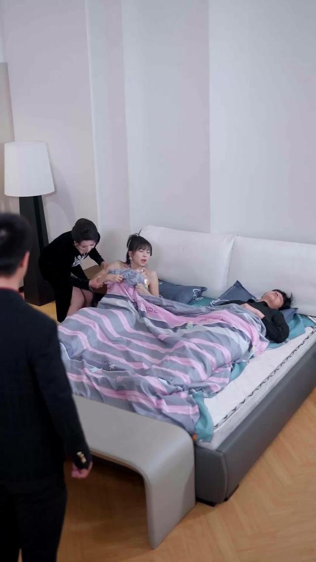 《前夫跪求複合，大小姐她已驚豔全球》劇照