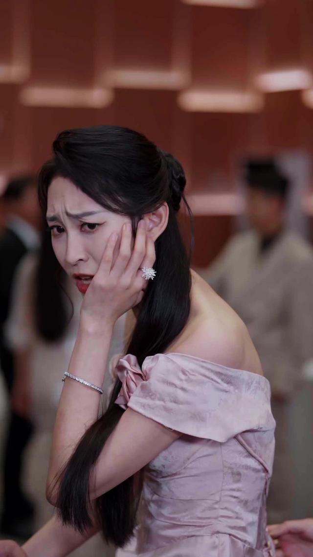 《前夫跪求複合，大小姐她已驚豔全球》劇照