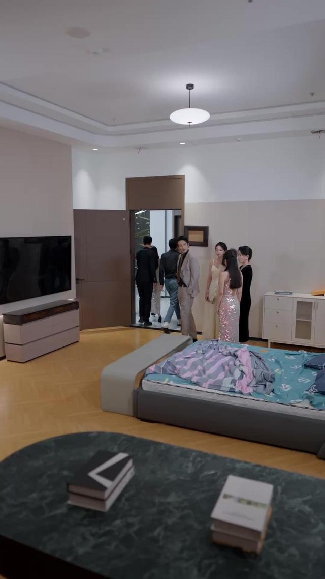 《前夫跪求複合，大小姐她已驚豔全球》劇照