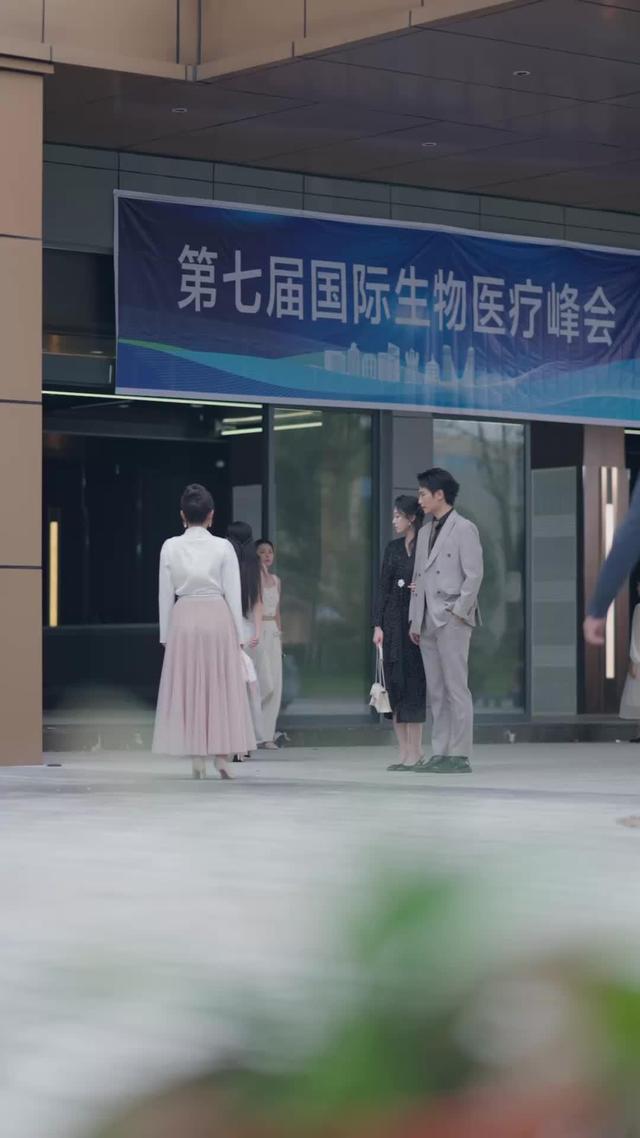 《前夫跪求複合，大小姐她已驚豔全球》劇照