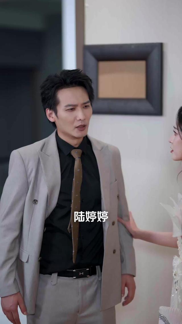 《前夫跪求複合，大小姐她已驚豔全球》劇照