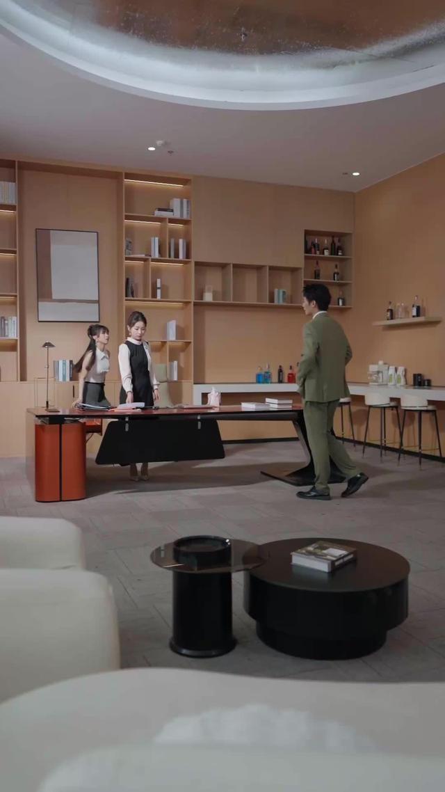 《前夫跪求複合，大小姐她已驚豔全球》劇照