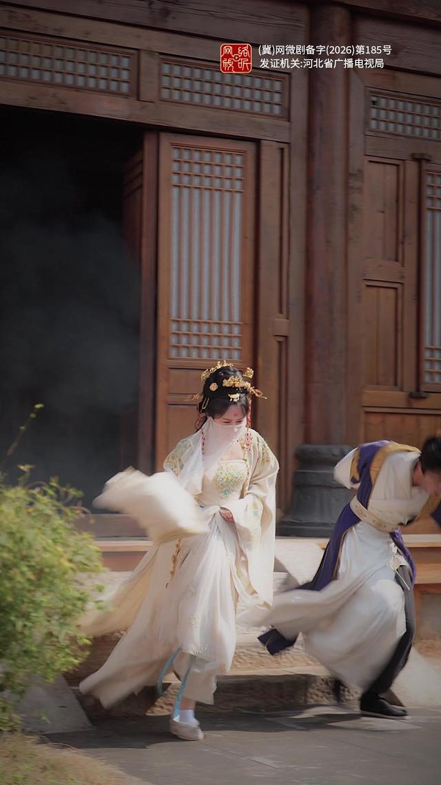 《神医娘亲归来，战神王爷跪求复合》剧照
