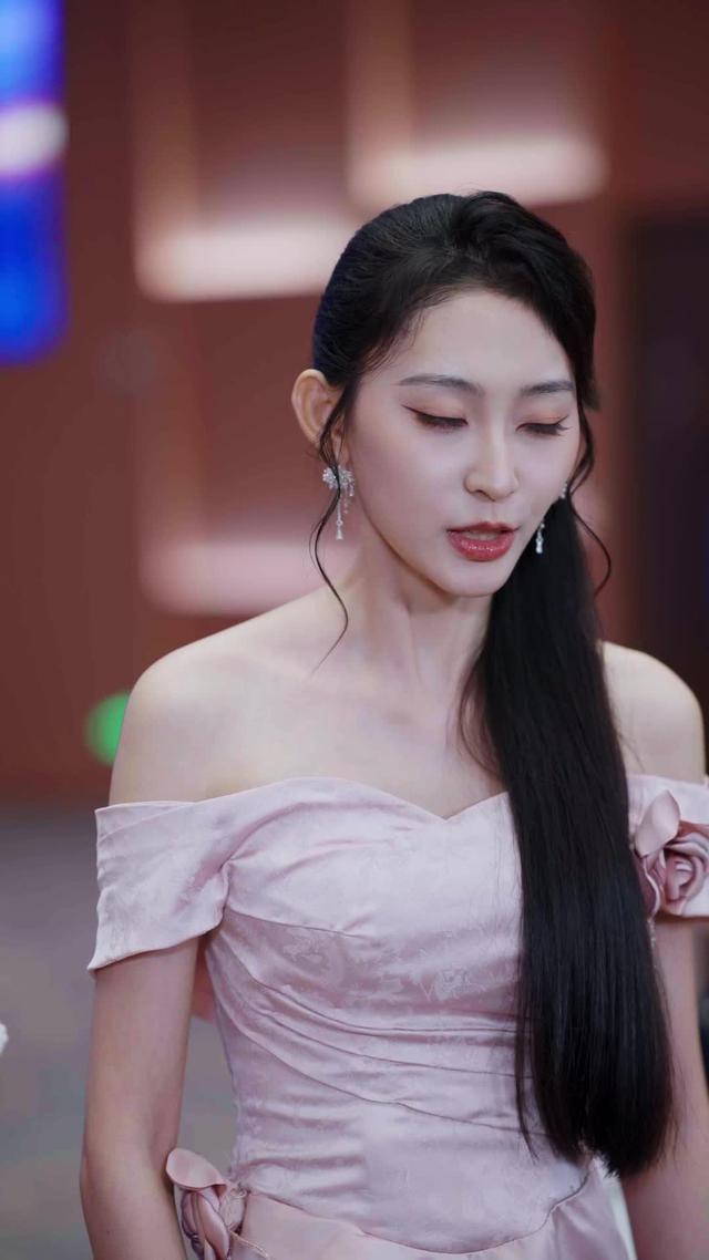 《前夫跪求複合，大小姐她已驚豔全球》劇照