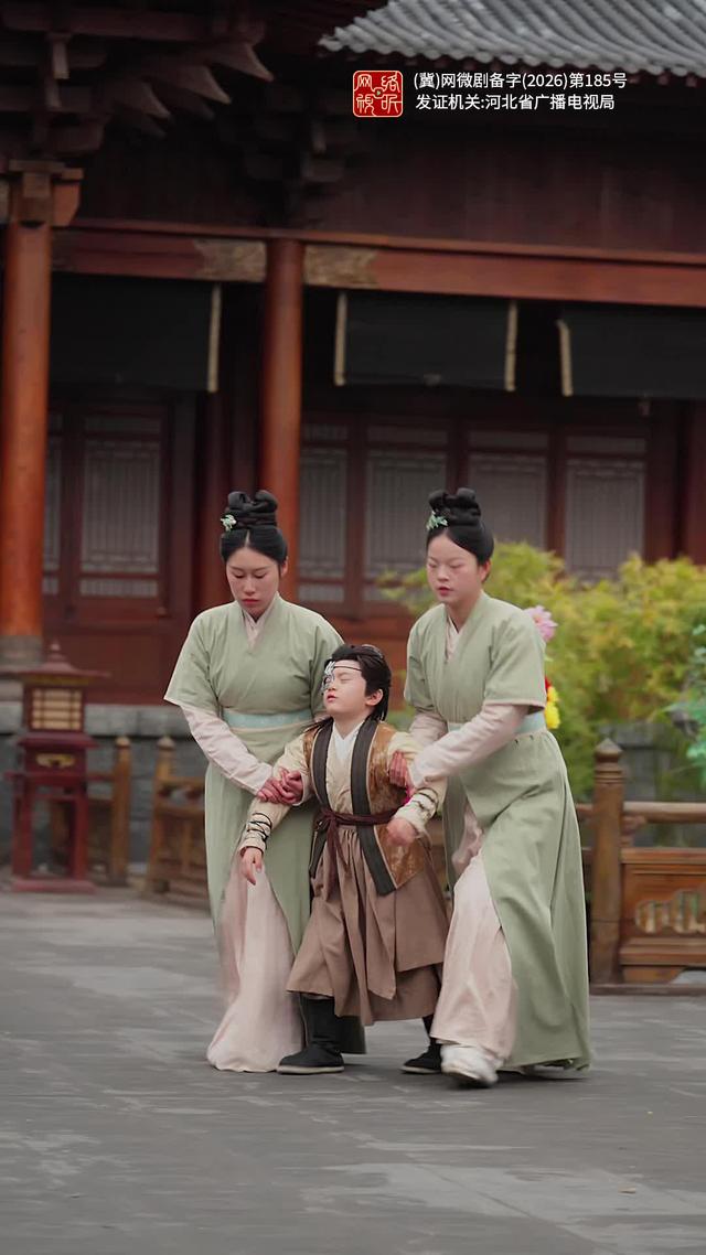 《神医娘亲归来，战神王爷跪求复合》剧照