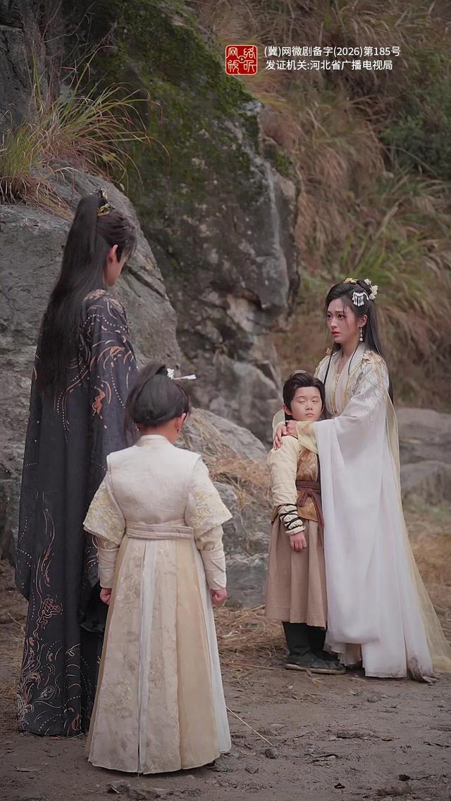 《神医娘亲归来，战神王爷跪求复合》剧照