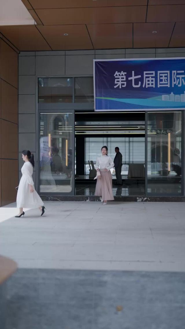《前夫跪求複合，大小姐她已驚豔全球》劇照