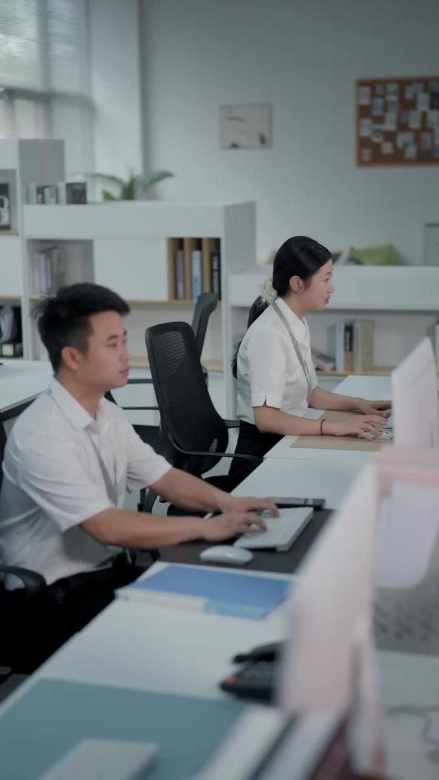 《前夫跪求複合，大小姐她已驚豔全球》劇照