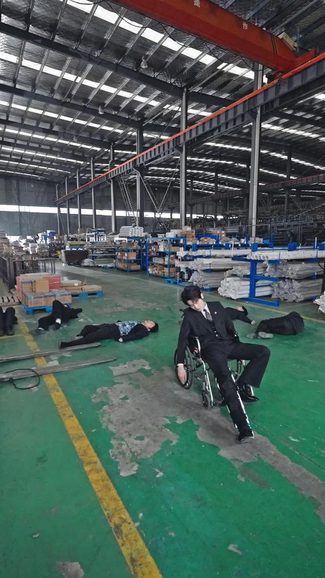《这个保安不得了，上班第一天把歹徒打跑》剧照