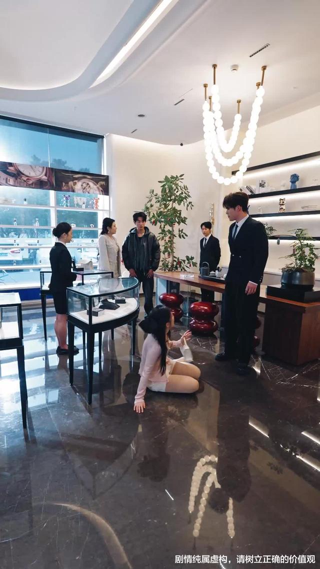 《这个保安不得了，上班第一天把歹徒打跑》剧照