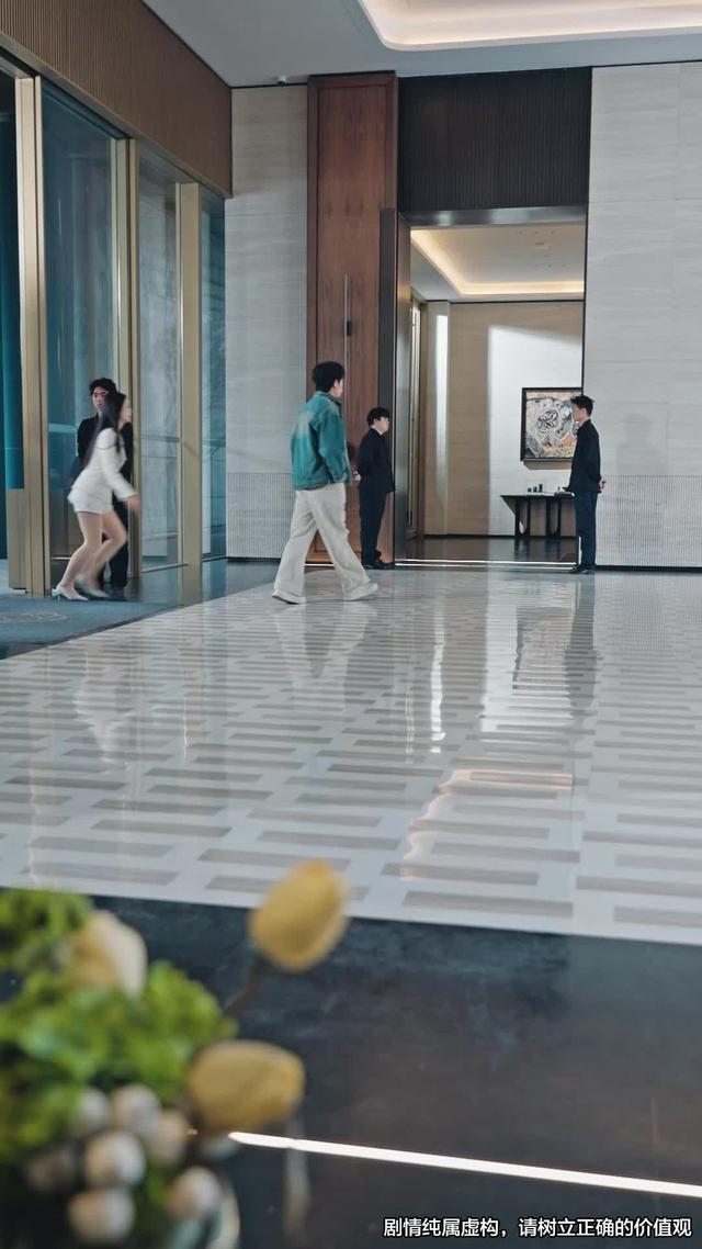 《这个保安不得了，上班第一天把歹徒打跑》剧照