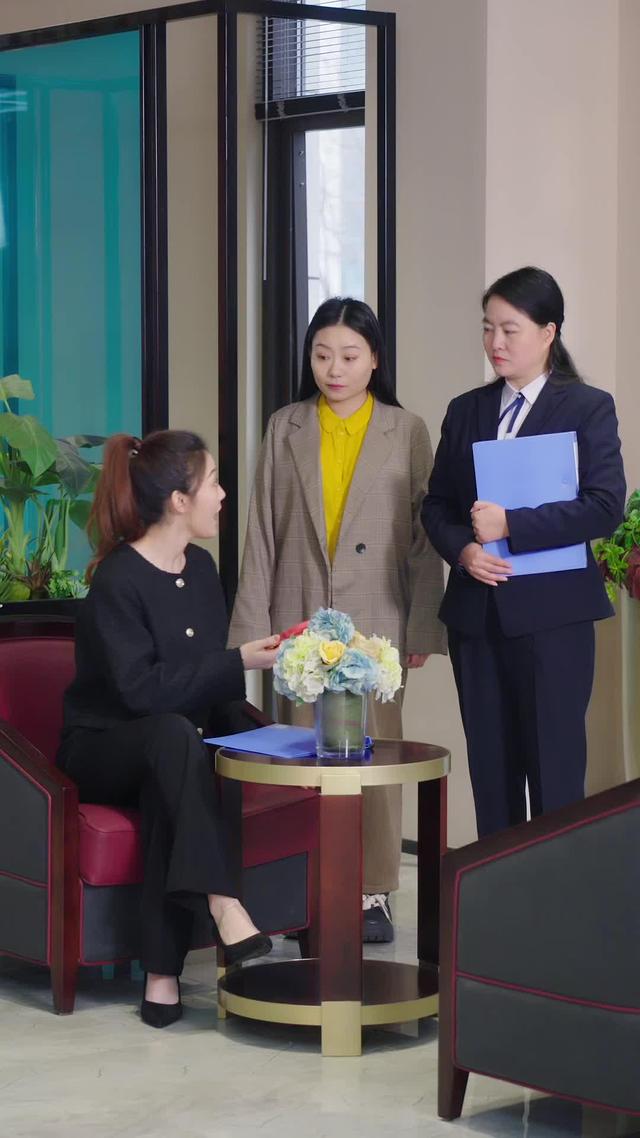 《離婚後她成了萬人迷》劇照