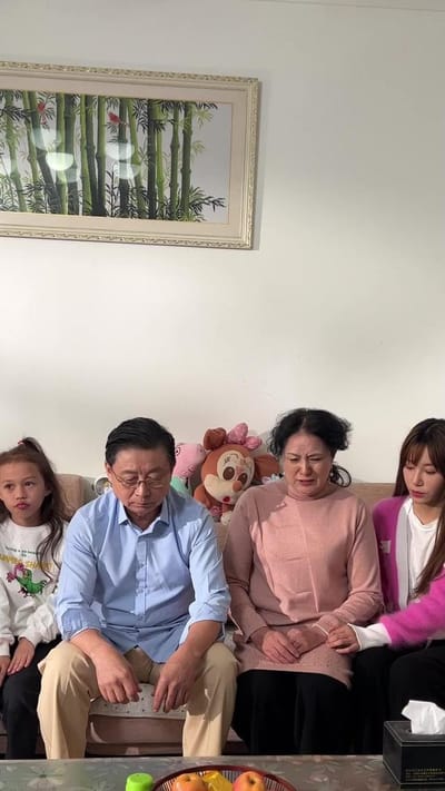 《根本藏不住，全靠女儿神助攻》剧照