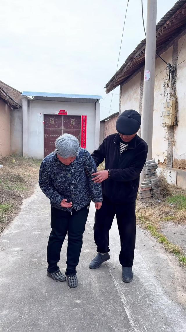 《屋簷下的晚情》劇照