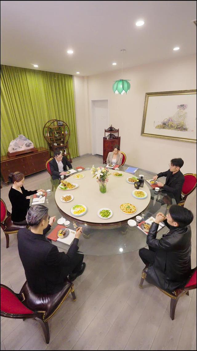 《離婚後她成了萬人迷》劇照