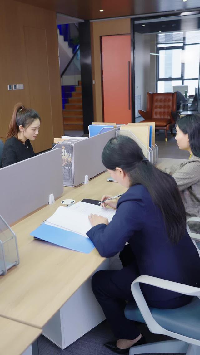 《離婚後她成了萬人迷》劇照