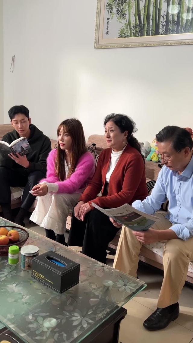 《根本藏不住，全靠女儿神助攻》剧照