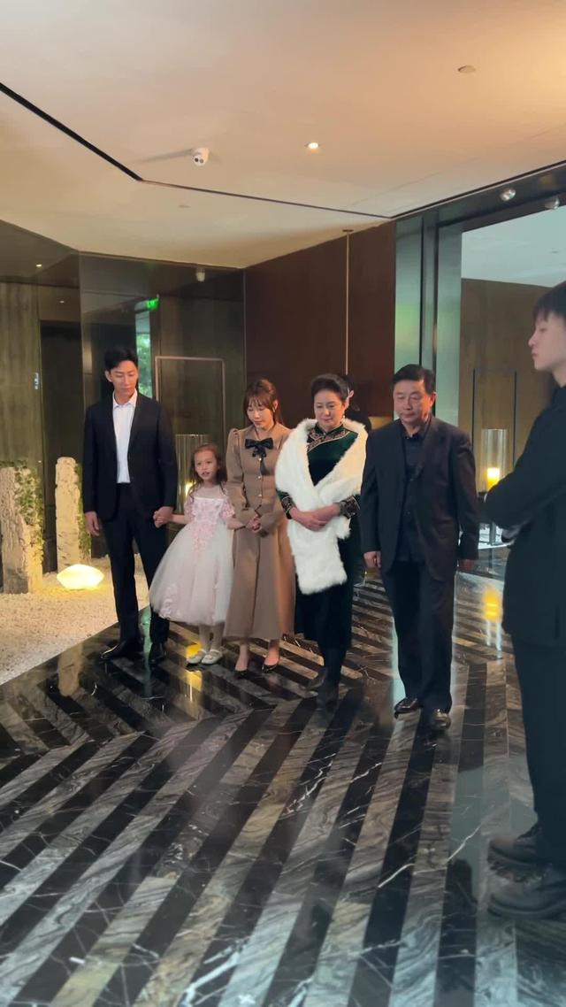 《根本藏不住，全靠女儿神助攻》剧照