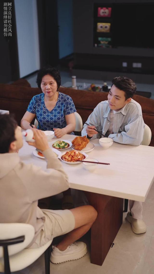 《听到扫地机器人的语音，我掀桌离婚了》剧照