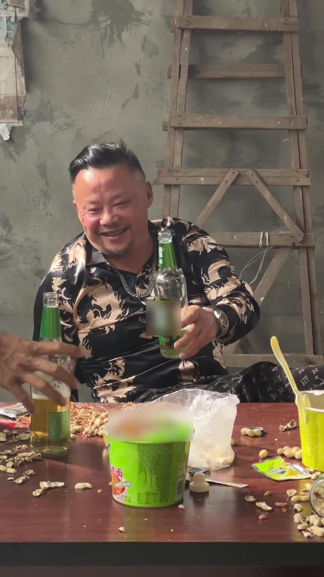 《根本藏不住，全靠女儿神助攻》剧照