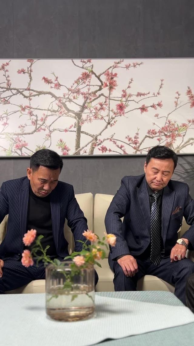 《根本藏不住，全靠女儿神助攻》剧照
