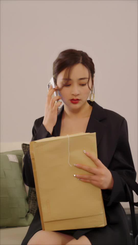 《離婚後她成了萬人迷》劇照