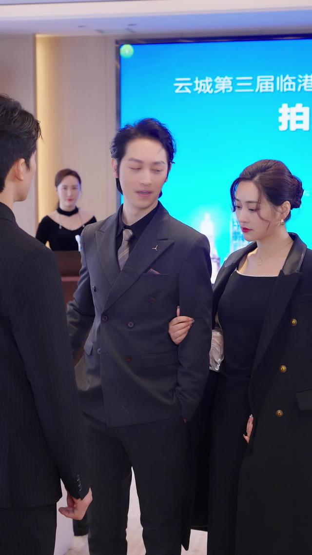 《離婚後她成了萬人迷》劇照