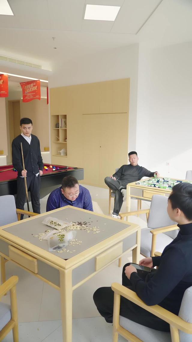 《離婚後她成了萬人迷》劇照