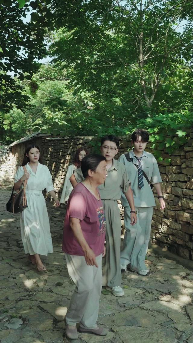 《我带团队去村里跟前男友抢人》剧照
