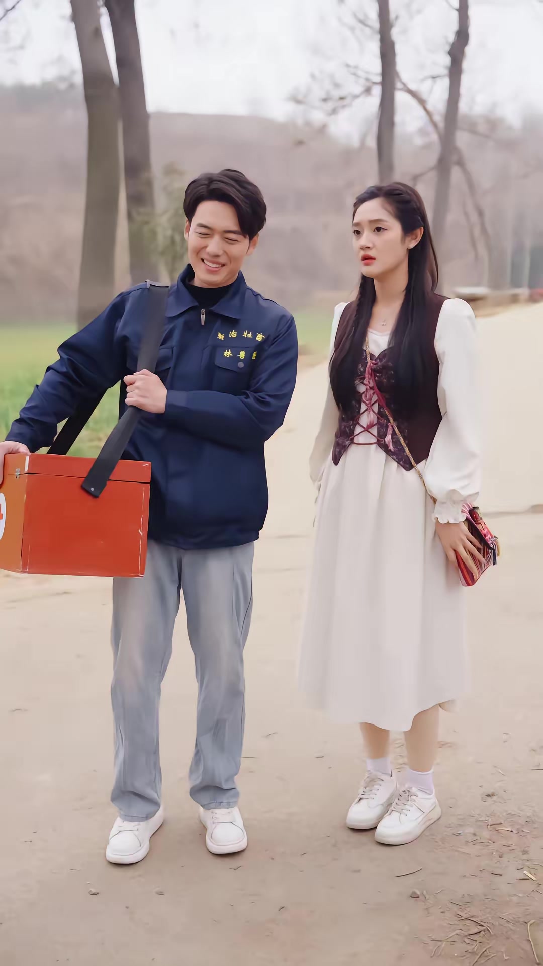 《人在鄉村扯犢子，珍獸找上門來了》劇照