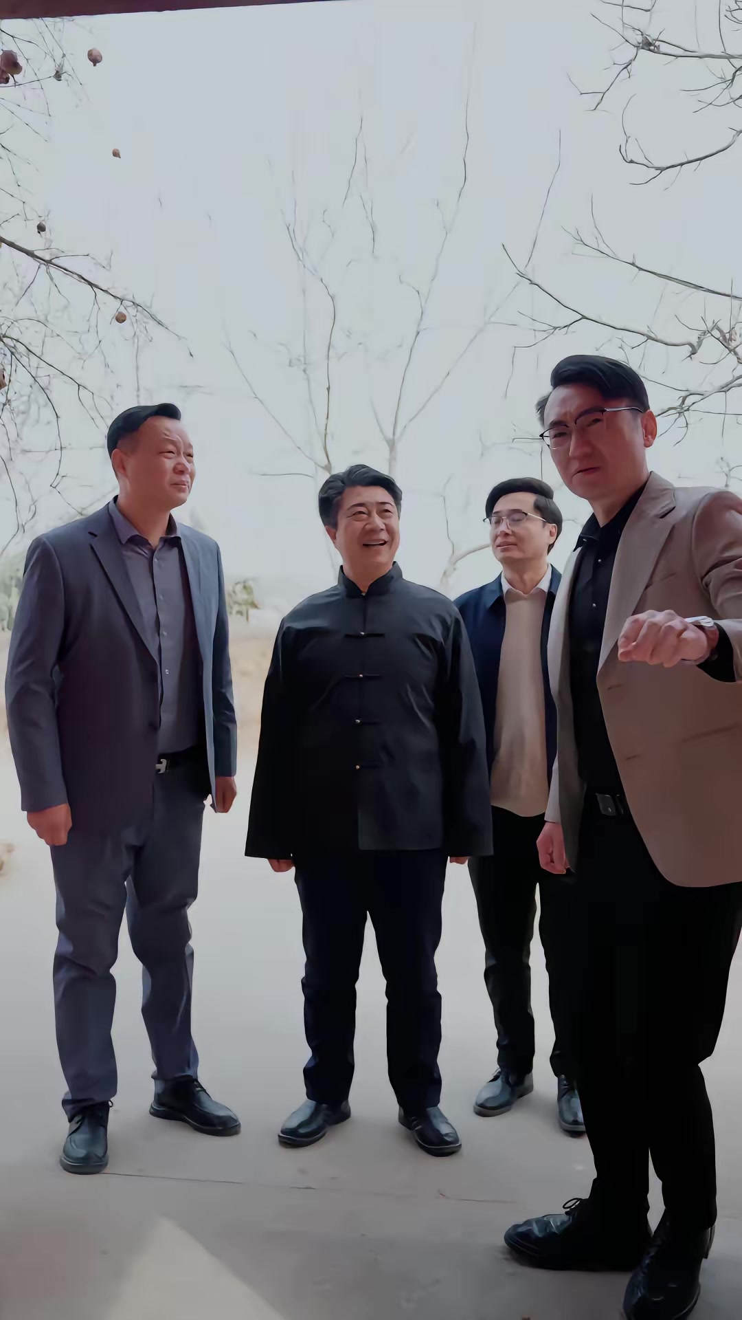 《人在鄉村扯犢子，珍獸找上門來了》劇照