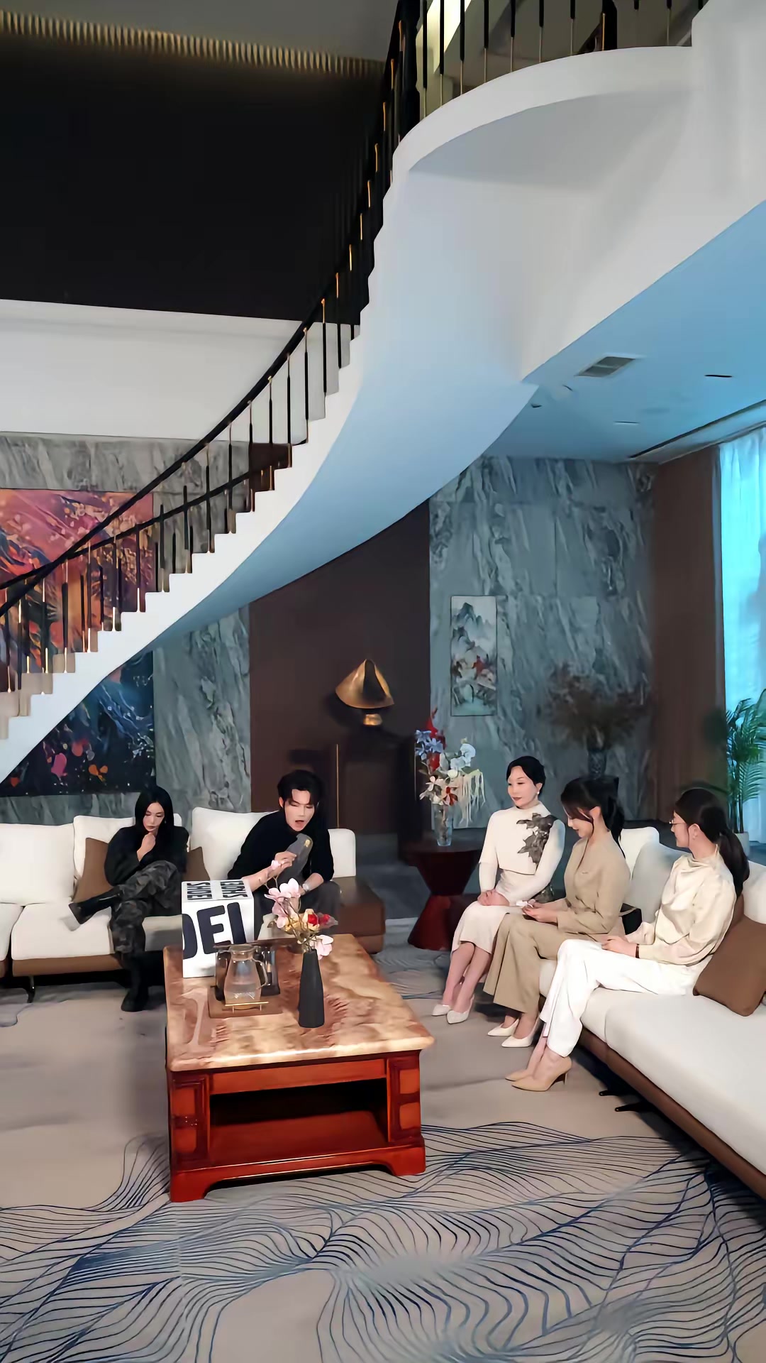 《天降俏弟媳，大姑子們追著寵》劇照