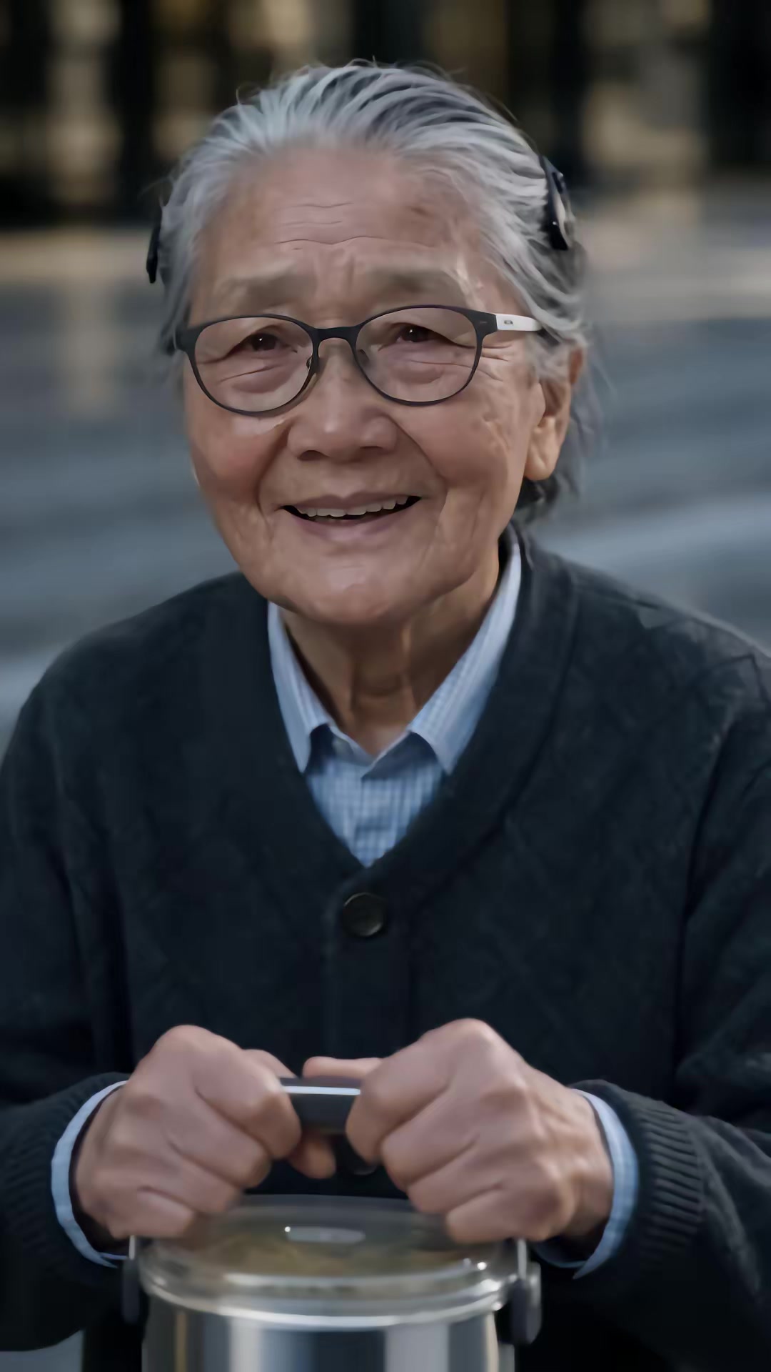 《月入三十万，亲妈住楼道》剧照