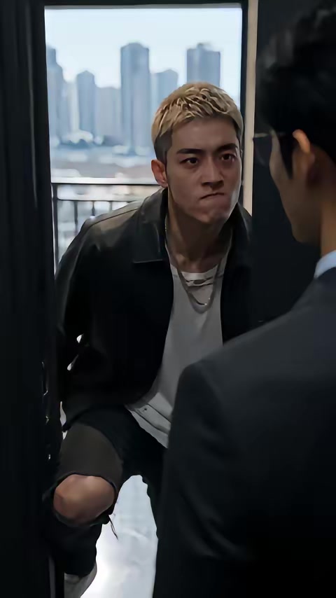 《月入三十万，亲妈住楼道》剧照