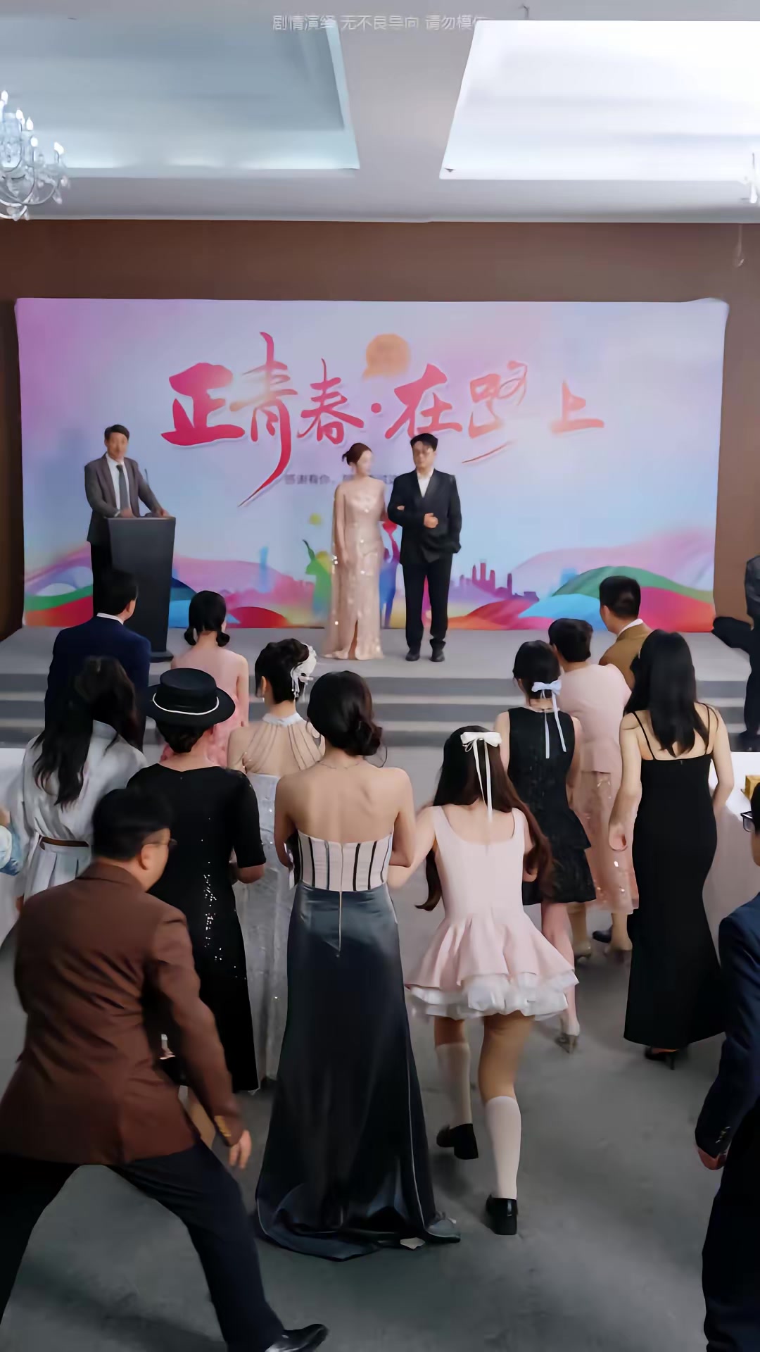 《不裝了，我們全家都是頂流》劇照